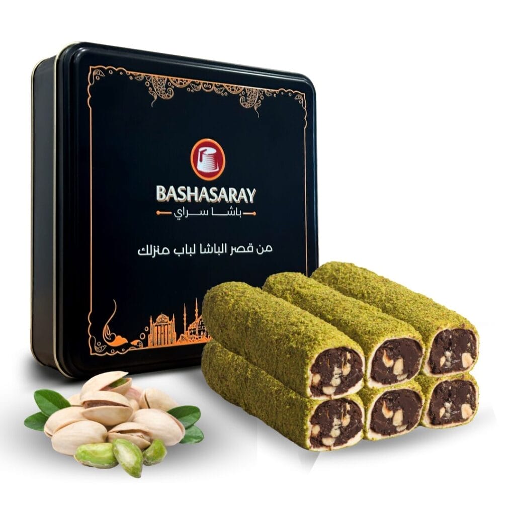 حلقوم ملفوف مزين بالفستق الحلبي المجروش محشو بالبندق والكريمة