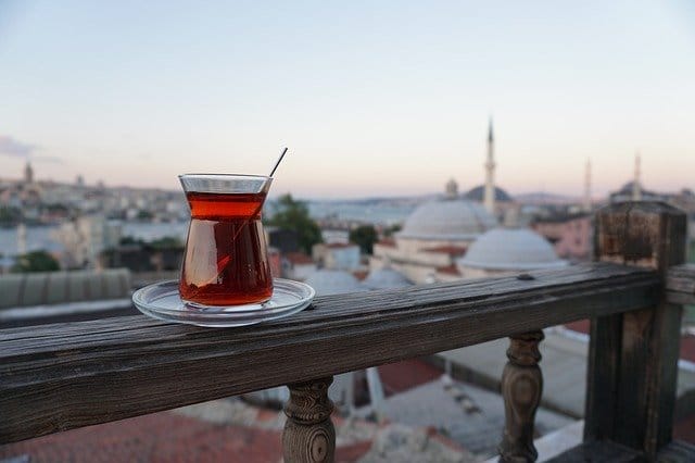الشاي التركي في كؤوس خاصة به