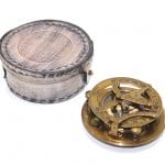 بوصلة شمسية مع علبة جلدية