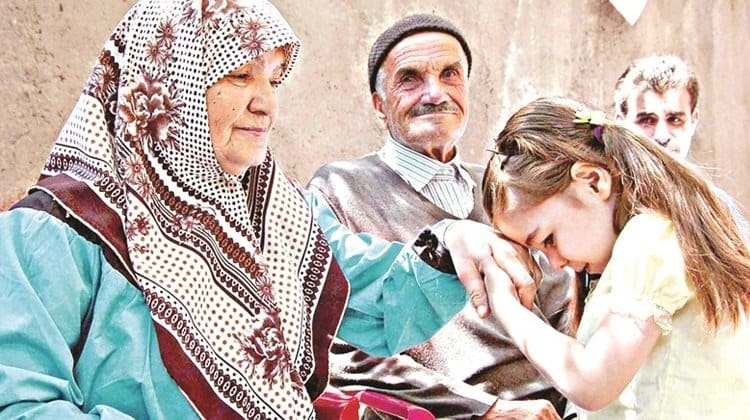 تقبيل الأيدي وزيارة الأقارب في تركيا في عيد الأضى