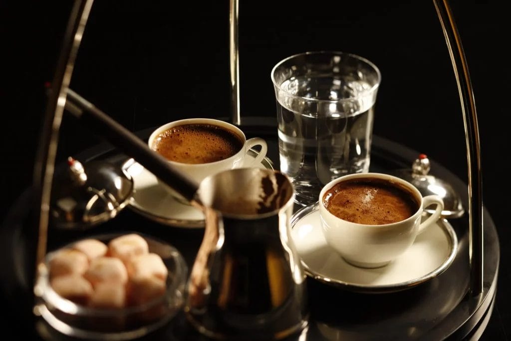 طريقة تقديم فنجان القهوة التركية