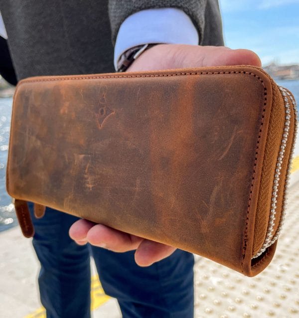 A versatile men's genuine leather wallet