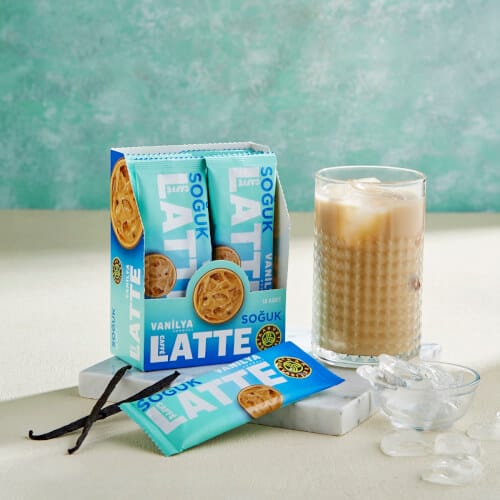 قهوة لاتيه بنكهة الفانيليا الباردة قهوة لاتيه بنكهة الفانيليا الباردة