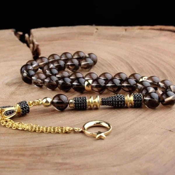 سبحة من حجر الكوارتز ومرصعة بحجر الزركون وشرابة ذهبية