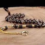 سبحة من حجر الكوارتز ومرصعة بحجر الزركون وشرابة ذهبية