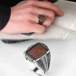 خاتم رجالي من الفضة الإسترليني منقوش بحجر صغير بني عيار 925