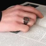 ⁦خاتم رجالي من الفضة الإسترليني منقوش بحجر صغير بني عيار 925⁩ - الصورة ⁦3⁩