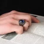 ⁦خاتم رجالي من الفضة الإسترليني عيار 925 بحجر الزركون الأزرق البرلماني⁩ - الصورة ⁦2⁩