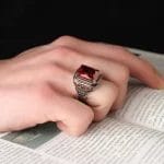 ⁦خاتم رجالي من الفضة الإسترليني عيار 925 بحجر الزركون الأحمر⁩ - الصورة ⁦3⁩