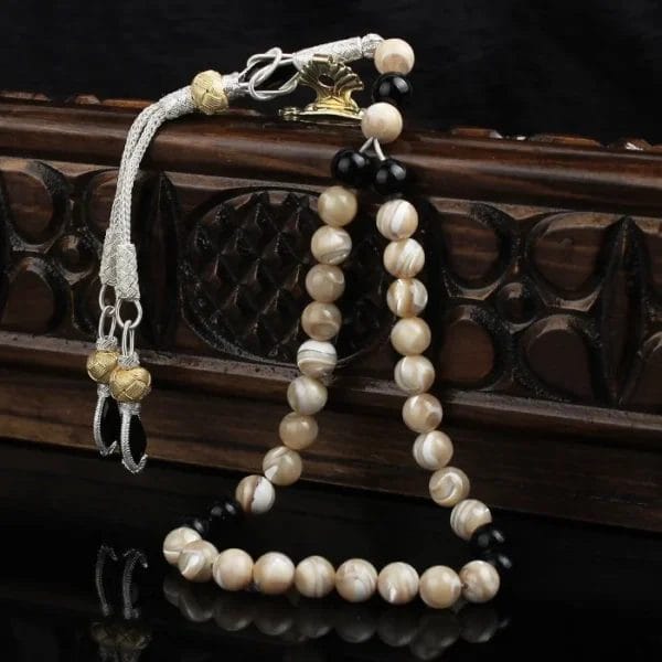 سبحة من الكازاز مصنوعة من اللؤلؤ وحجر العقيق الأسود