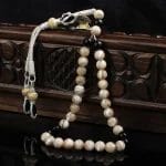 سبحة من الكازاز مصنوعة من اللؤلؤ وحجر العقيق الأسود