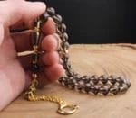 ⁦سبحة من حجر الكوارتز ومرصعة بحجر الزركون وشرابة ذهبية⁩ - الصورة ⁦2⁩