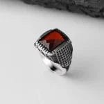 ⁦خاتم رجالي فضة عيار 925 بحجر الزركون الأحمر⁩ - الصورة ⁦2⁩
