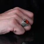 ⁦خاتم رجالي فضة عيار 925 بحجر الزركون الأحمر⁩ - الصورة ⁦3⁩