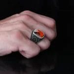 ⁦خاتم رجالي فضة عيار 925 بحجر الزركون الأحمر⁩ - الصورة ⁦3⁩