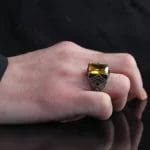 ⁦خاتم رجالي فضة الإسترليني عيار 925 بحجر السترين الأصفر⁩ - الصورة ⁦2⁩