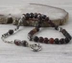 سبحة فضة مرصعة بحجر العقيق مع شرابة وشكل الهلال والنجمة