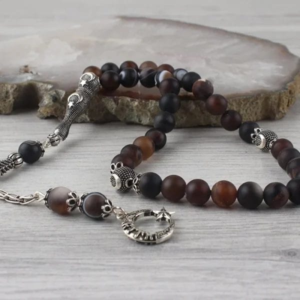 سبحة فضة مرصعة بحجر العقيق مع شرابة وشكل الهلال والنجمة