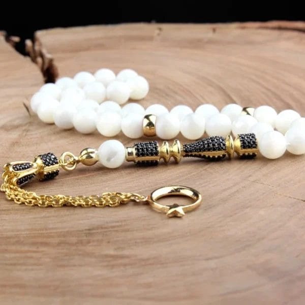 سبحة عرق اللؤلؤ مع أحجار الزركون وشرابات مطلية بالذهب