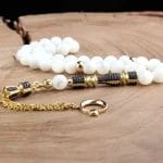 سبحة عرق اللؤلؤ مع أحجار الزركون وشرابات مطلية بالذهب