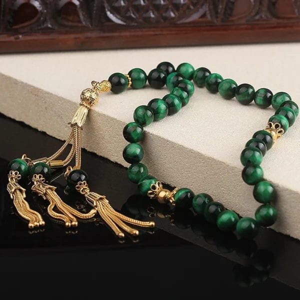 سبحة بحجر عين النمر مطلية بالذهب مع شرابات فضية