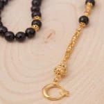 ⁦سبحة حجر أونيكس مطلية بالذهب مع شرابات فضية⁩ - الصورة ⁦2⁩