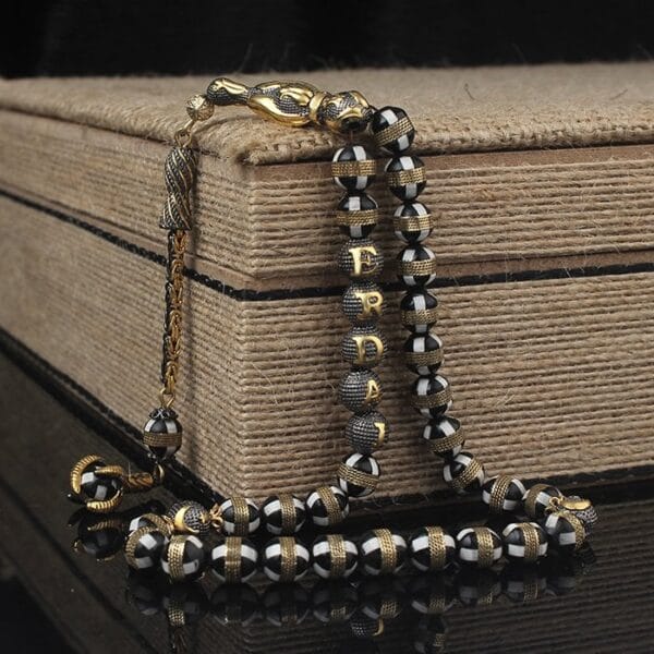 سبحة كوك بالفضة ومزينة بشراشيب مع كتابة الاسم