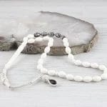 سبحة من عظم الجمل مع شرابة فضية ومكتوب عليها الاسم