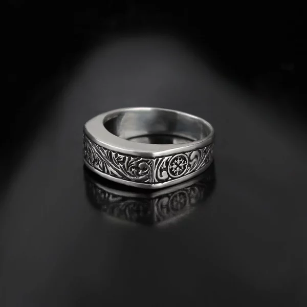 Silver ring crafted with pencil engraving decorations