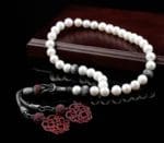 ⁦سبحة لؤلؤ الطبيعي مع شرابة حمراء مميزة⁩ - الصورة ⁦2⁩