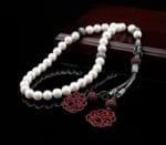 سبحة لؤلؤ الطبيعي مع شرابة حمراء مميزة