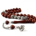 سبحة كوكا مزينة بشراشيب فضية مع كتابة الاسم الفضي