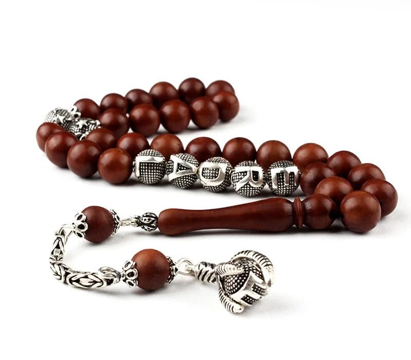 سبحة كوكا مزينة بشراشيب فضية مع كتابة الاسم الفضي