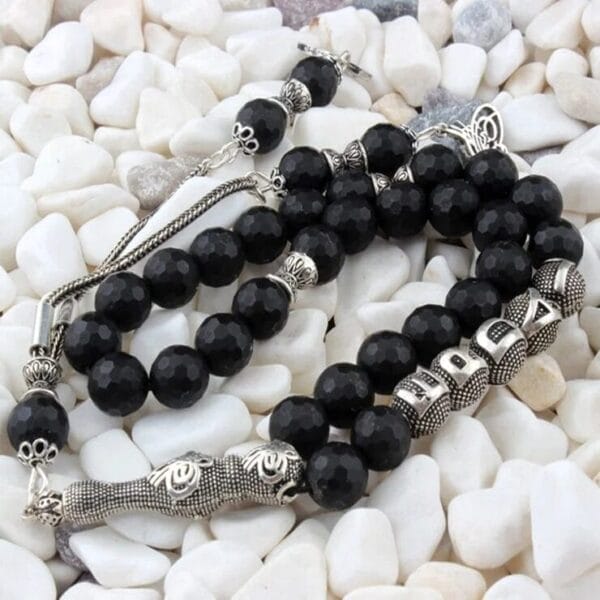 سبحة عقيق أسود مع شرابة من الفضة وإمكانية كتابة اسمك