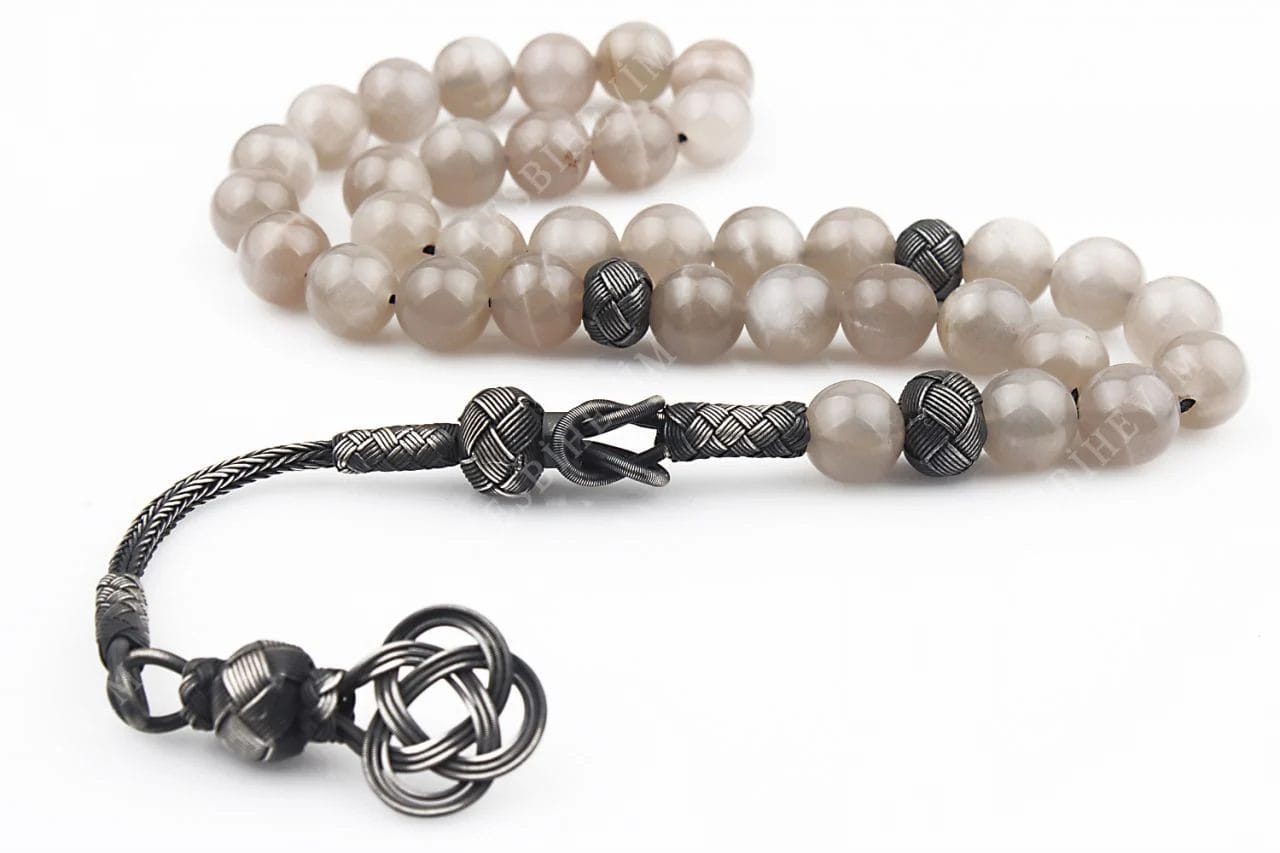 pr_01_8428 سبحة رجالية حجر القمر مزيّنة بشرابة فضة - الصورة 1