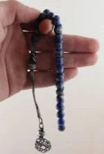 ⁦سبحة فضة عيار 1000 قيراط مرصعة بحجر اللازورد⁩ - الصورة ⁦2⁩